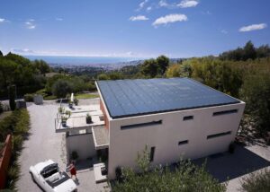 Solar Arrays Are Now Oversizing Solar Inverters (Image Large madern house with oversized solar array)