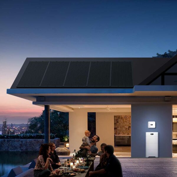 Happy family outside a home at dusk with a Huawei LUNA2000 solar battery providing energy to the home illustrated with the house lights on.
